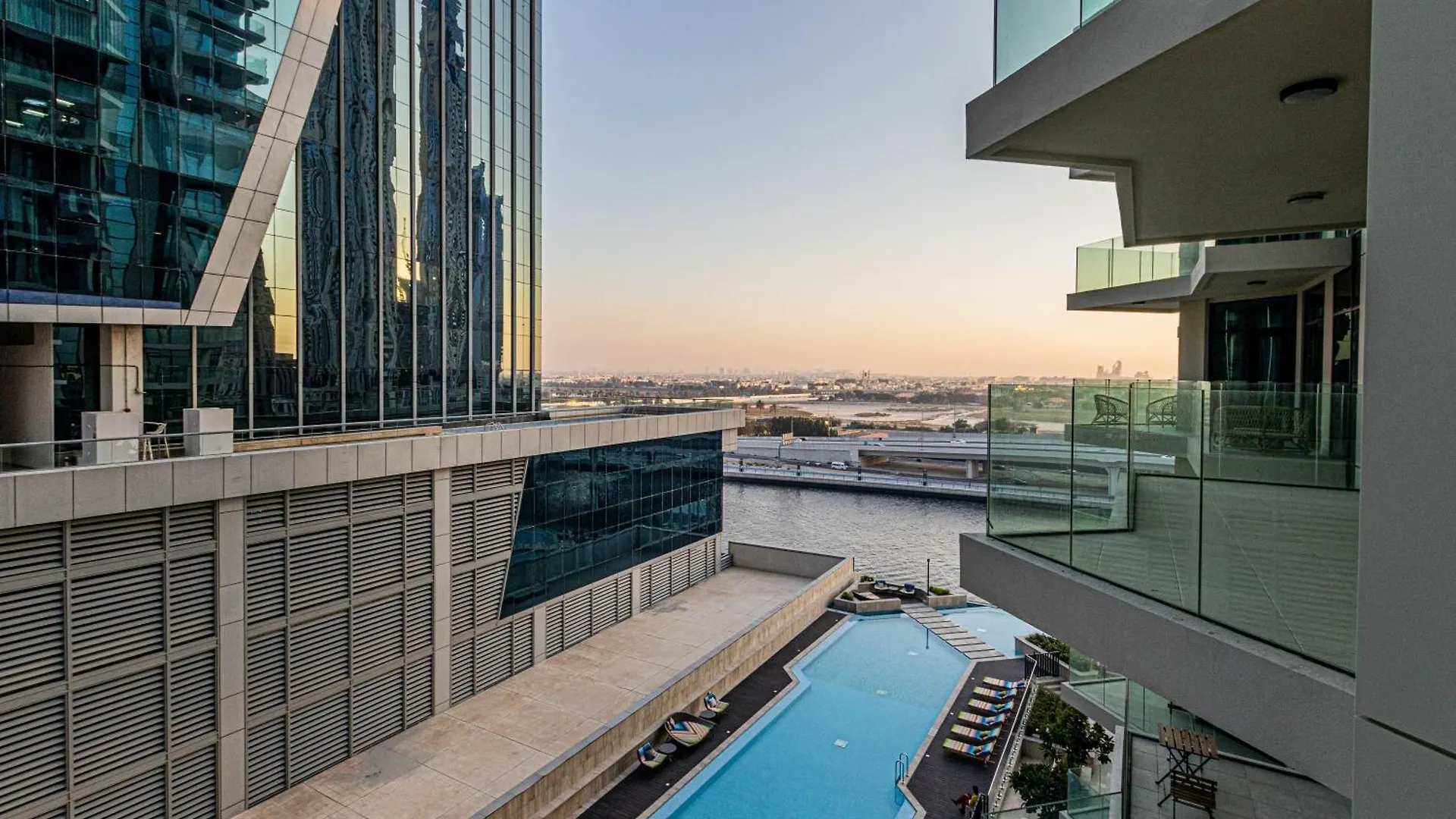 Modern Luxury 1Br Missoni Apt With Canal Panorama Dubaj Apartman