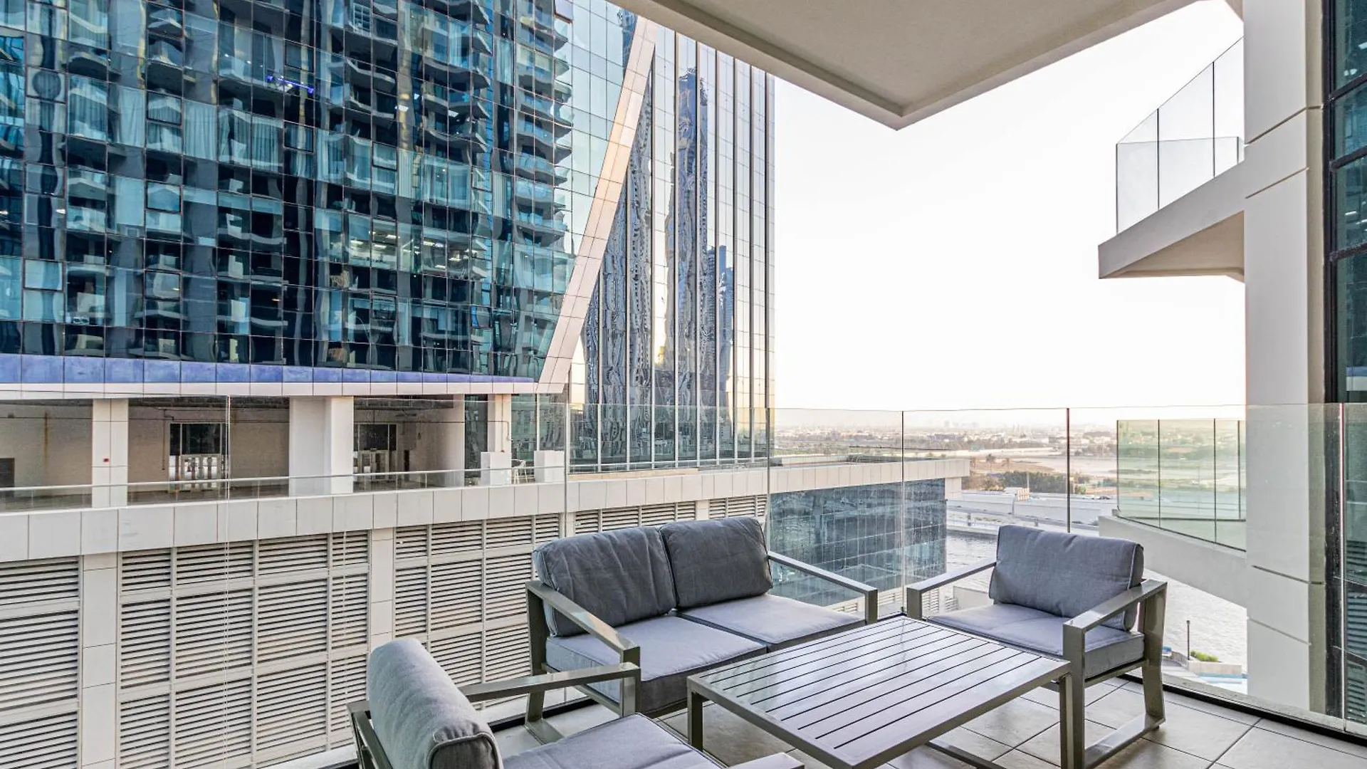 Modern Luxury 1Br Missoni Apt With Canal Panorama Dubaj 0*,