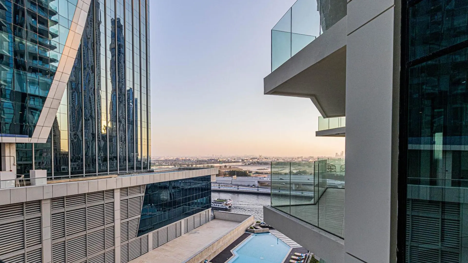 Modern Luxury 1Br Missoni Apt With Canal Panorama Dubaj Apartman